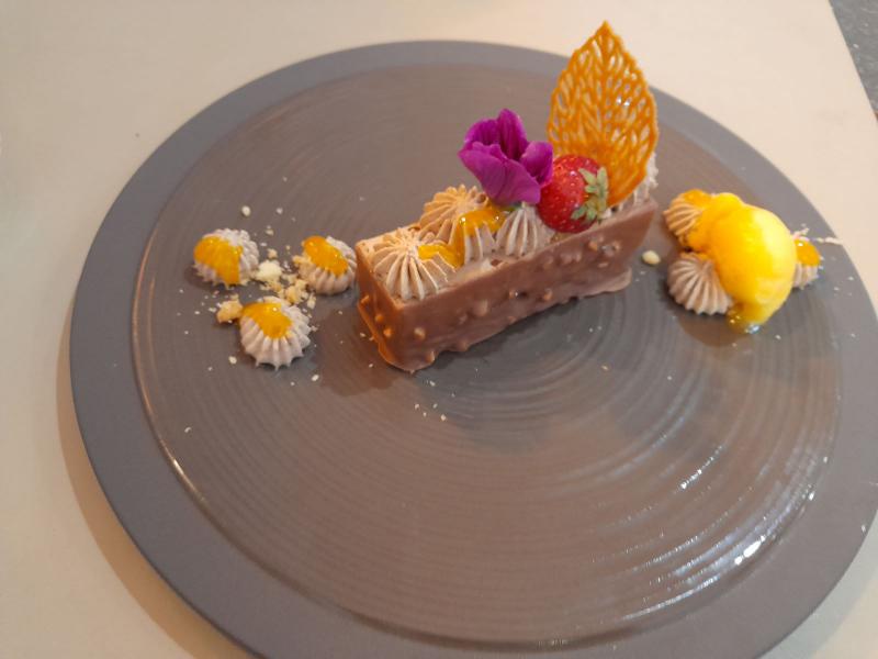 Gâteau au chocolat cake design décoration pâque et lapin pour anniversaire  - Les Macarons à la Chartreuse
