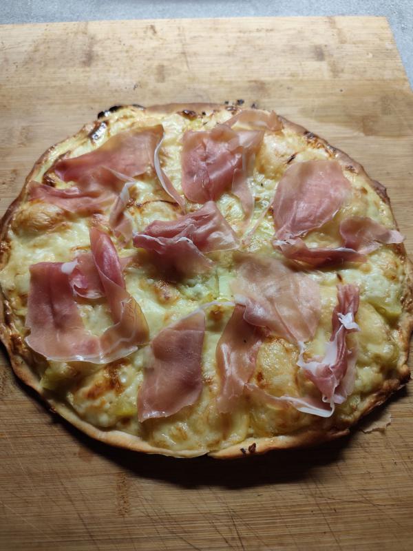 Pizza \'reste de raclette \'.