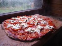 Pizza aux tomates, chvre frais et olives